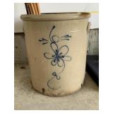 DECORATED CROCK GRAY W/ BLUE Dï¿½COR