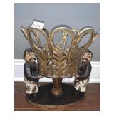 WAITERS HOLDING BASKET METAL