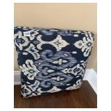 PAIR OF 20" SQUARE BLUE/WHITE ACCENT PILLOWS