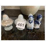 2 SETS OF SALT/PEPPER SHAKERS