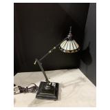 QUOIZEL DESK LAMP
