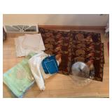 ROOSTER 8 PLACE MATS, LACE EDGE TABLECLOTH AND 3