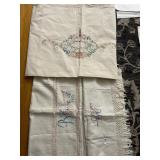 COORDINATING SET OF TABLE RUNNER, PLACEMATS AND