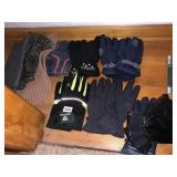 WINTER GLOVES INCLUDING YETI