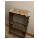 WOOD STEP LADDER