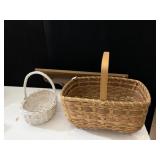 WOODEN SHELF WITH HEART AND PEGS, 2 HANDLED