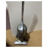 SHARK 900-WATT VACUUM