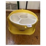 TILTING FOOD CONTAINER