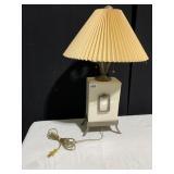 GLAZED CENTER W/ METAL OVAL LAY MODERN LAMP