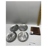 WENDELL AUGUST 4 PLATES W/ WOOD HOLDER