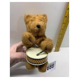 WIND UP OPERABLE DRUMMING TEDDY BEAD