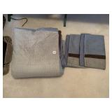 FULL/QUEEN BEDSPREAD WITH MATCHING SHAMS