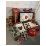 APPLE THEME KITCHEN Dï¿½COR INCLUDING TEA POT