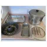 PAMPERED CHEF PIE CRUST COVER, BAKING PANS, STOCK