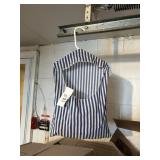 CLOTHES PIN AND CLOTHES PIN HANGER