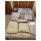 QUEEN/FULL BEDDING SET INCLUDES DUST RUFFLE, 3