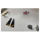 LOTS OF PAIRS OF EARRINGS AND EARRING ACCENTS