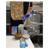 SPACE SAVER BAGS, POTHOLDER, BAKING DISHES, APRON