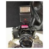 MINOLTA XE-7 CAMERA W/ PENTAX FLASH W/ CASE