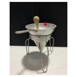 STRAINER/RICER W/ STAND