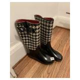 BANANA REPUBLIC BLACK & WHITE RAIN BOOTS SIZE 8