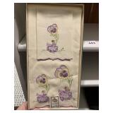 NIB LINEN TOWEL SET W/ NEEDLE WORK UNUSED