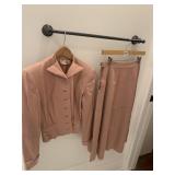 JOSEPH HORNES 2 PC. SUIT NO SIZE LOOKS PRETTY