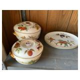 2 SERVING PLATTERS AND 2 COVERED VEGGIE BOWLS