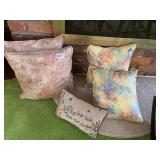 DECORATIVE PILLOWS VERY CLEAN