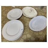 ONEIDA 4 PLATES AND SERVING TRAY AND 2 SPAGET