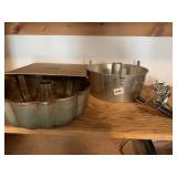 MIXER AND 2 BUNT PANS