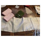 INDIA TABE RUNNER AND DOILIES NEW VINTAGE FLOWER