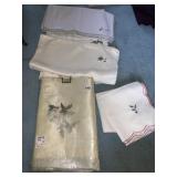 LINENS INCL. HOLLY TABLE CLOTH