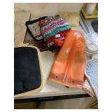 KITCHEN OVEN HOLDERS AND MITS