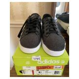 NEW ADIDAS 9.5 TENNIS SHOLES BLAC/WHITE