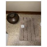URN VASE AND BATHROOM RUG