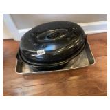 ROASTER WITH LID AND LARGE METAL BAKING PAN