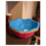 6 PLASTIC PARTY BOWLS