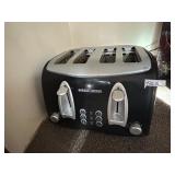 4 SLICE BLACK AND DECKER TOASTER