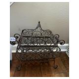 IRON DECORATIVE CASSEROLE HOLDER
