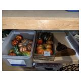 ARTIFICIAL PUMPKINS AND WOOD CRATE