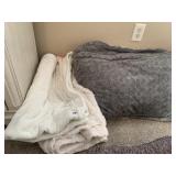 KATE SPADE WHITE FLEECE THROW BLANKET, TOMMY