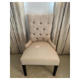 MODERN DECORATIVE TUFTED CHAIR