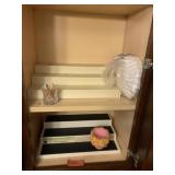 SHELF ORGANIZER AND CUPS