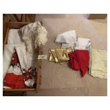 HOLIDAY TABLE CLOTHS NAPKINS