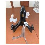 GROUP OF EASELS WOOD AND PLASTIC