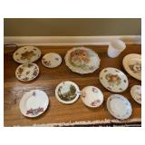 ASSORTED COMMEMORATIVE DISHES AND MILK GLASS VASE