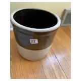 SMALL 2 GAL CROCK NO DAMAGE OR CRACKS