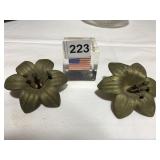 TWO METAL FLOWERS AND AM. FLAG PAPER WEIGHT