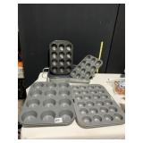 MUFFIN BAKING PANS AND NO STICK BAKING PAN